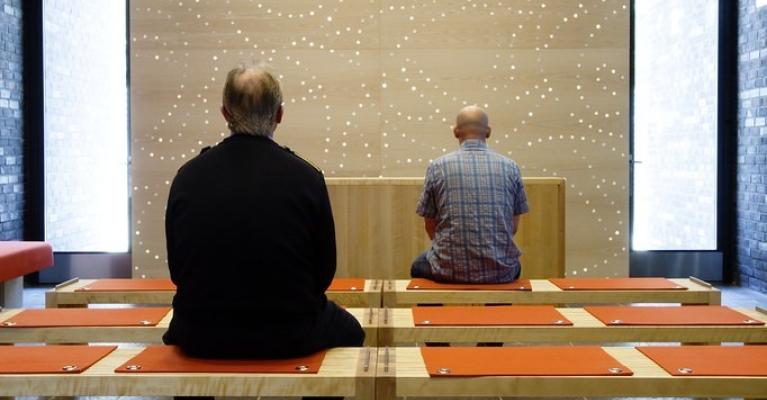 To menn sitter med ryggen til foran et vindu i Halden fengsel To menn sitter med ryggen til foran et vindu i Halden fengsel