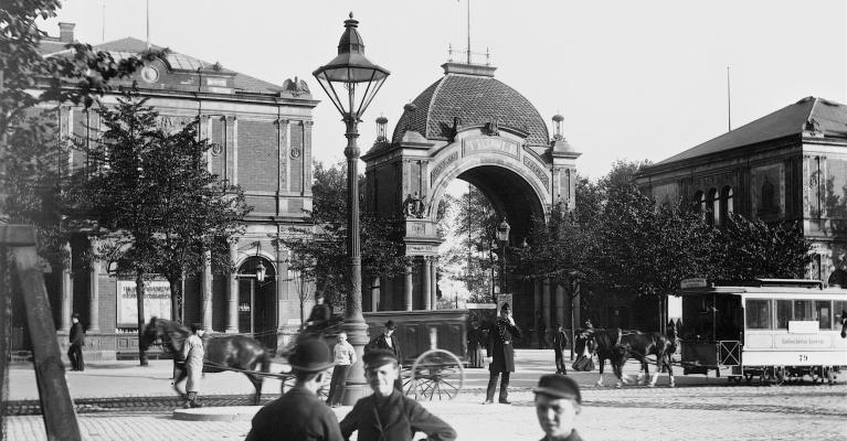 To menn og en ung gutt ved Tivoli i København, cirka 1900, fotografert av Fredrik Riise To menn og en ung gutt ved Tivoli i København, cirka 1900, fotografert av Fredrik Riise